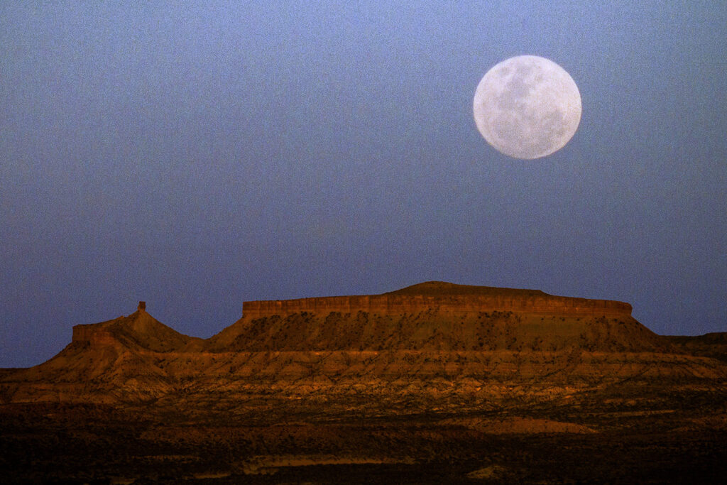 La luna asoma desde el cerro  mesa Covunco 
