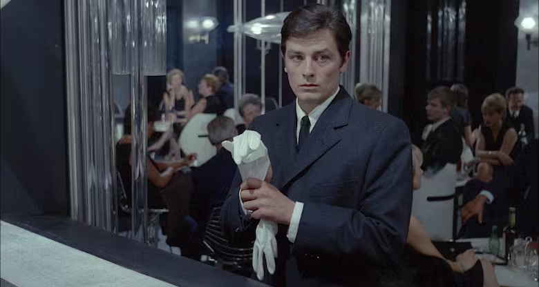 El ritual de Jef Costello (Alain Delon) en la perfecta composición cromática del director de fotografía Henri Decäe.