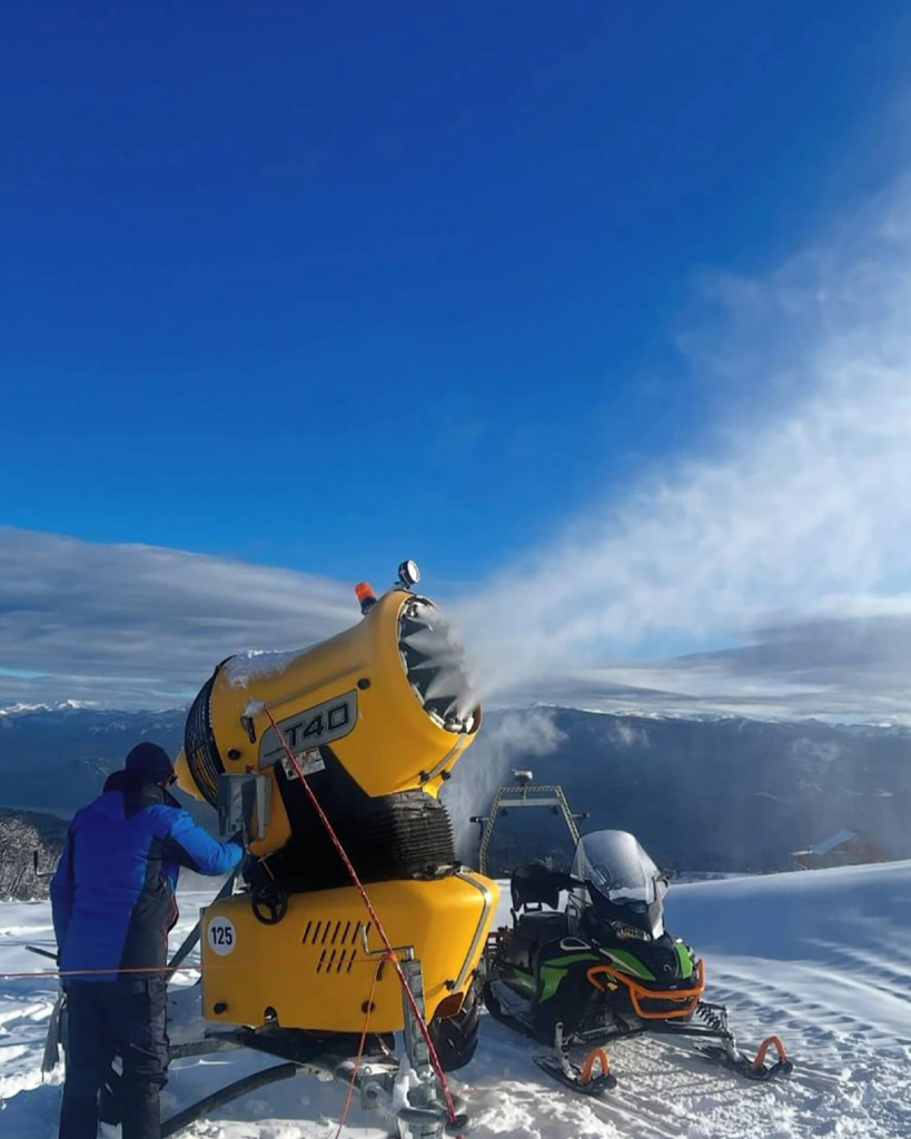 El equipo de cañones de Chapelco trabaja de día y noche fabricando nieve para que disfrutes de tu día de esquí al máximo ❄️✨