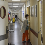 Proponen un proyecto para que los extranjeros paguen por los servicios de salud y educación