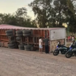 Plaza Huincul: intentaron saquear la carga de un comerciante de Zapala tras el vuelco de su camión