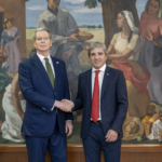 Argentina paga USD 878 millones al FMI con apoyo de EE.UU.