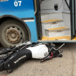 Choque entre un colectivo de TUMZA y una moto dejó un herido en Zapala
