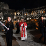 Viernes Santo: El papa León XIV cargó la cruz durante todas las estaciones del Vía Crucis
