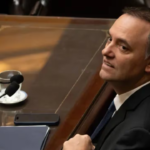 La Justicia le prohibió a Manuel Adorni salir sin autorización del país en medio de su causa por enriquecimiento ilícito