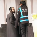 Tensión por un desalojo en una sinagoga en Flores: un rabino asegura que se trató de una venta ilegal y se niega a dejar el templo