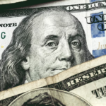 El dólar operó estable y se mantiene por debajo de la inflación prevista