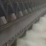 Así abrieron las 18 compuertas de la represa de Yacyretá tras la crecida del río por El Niño