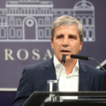Caputo defendió el rumbo económico y atribuyó el alza del riesgo país a “un brutal shock externo”